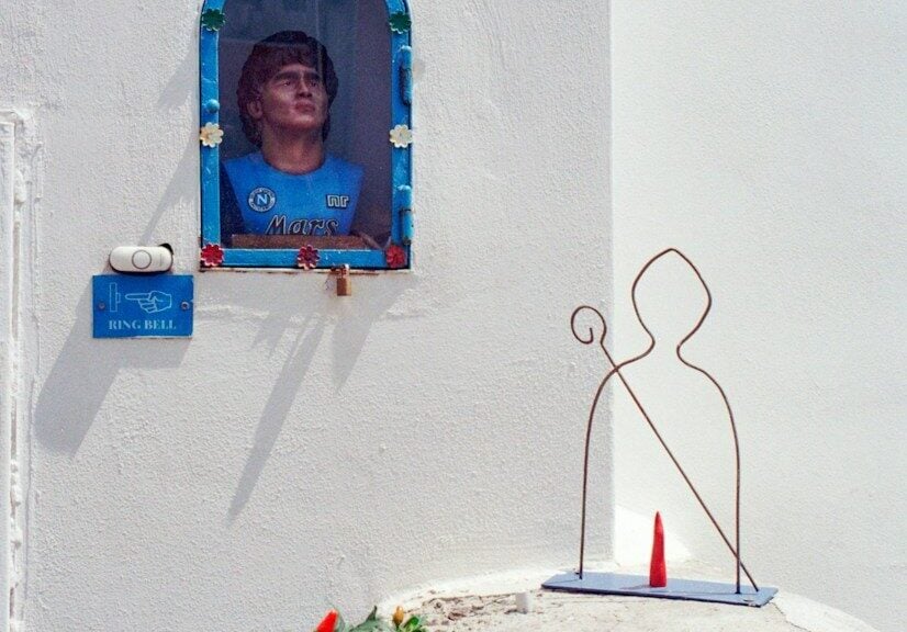 A bust of a man in a blue jersey inside a wall niche