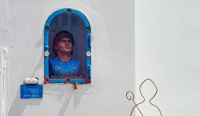 A bust of a man in a blue jersey inside a wall niche
